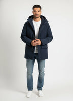 Modello indossa parka blu Cloud imbottito con cappuccio Woolrich
