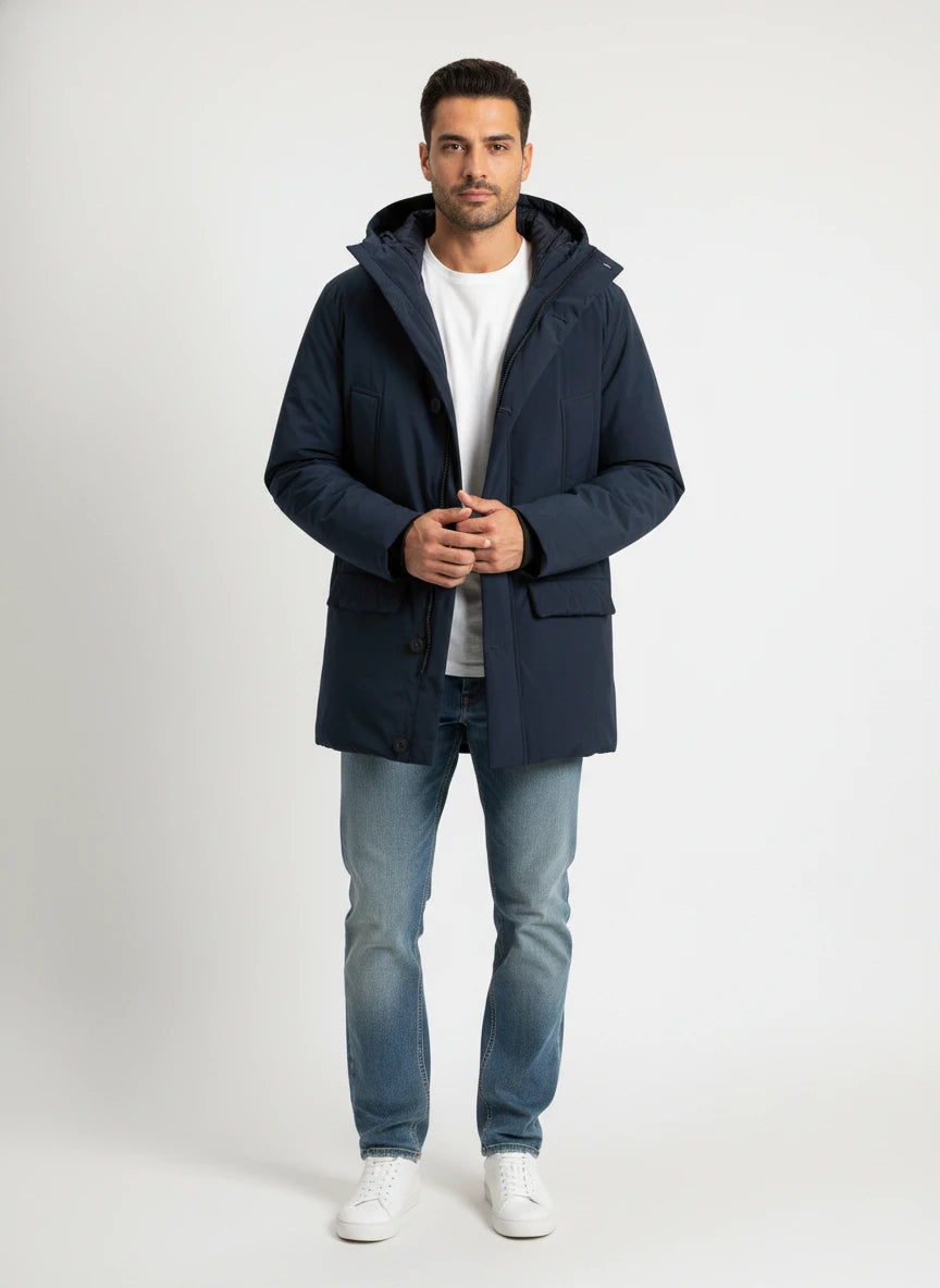 Modello indossa parka blu Cloud imbottito con cappuccio Woolrich