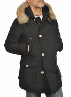 Modello indossa parka nero Arctic in Ramar Cloth con pelliccia rimovibile Woolrich