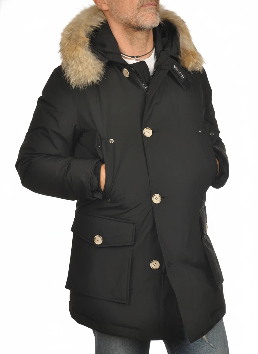 Modello indossa parka nero Arctic in Ramar Cloth con pelliccia rimovibile Woolrich