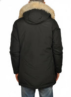 Modello indossa parka nero Arctic in Ramar Cloth con pelliccia rimovibile Woolrich