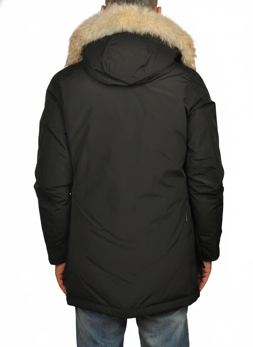 Modello indossa parka nero Arctic in Ramar Cloth con pelliccia rimovibile Woolrich