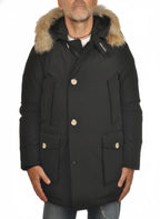 Modello indossa parka nero Arctic in Ramar Cloth con pelliccia rimovibile Woolrich