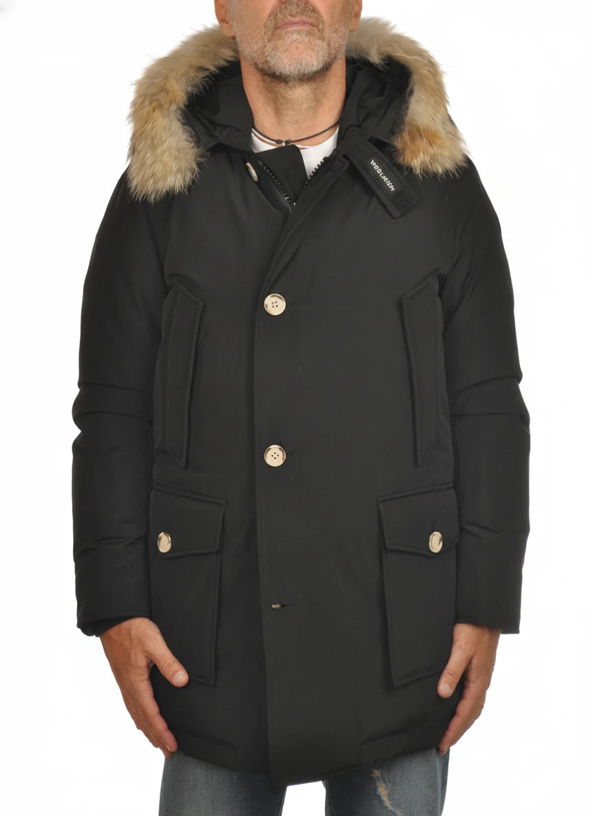Modello indossa parka nero Arctic in Ramar Cloth con pelliccia rimovibile Woolrich