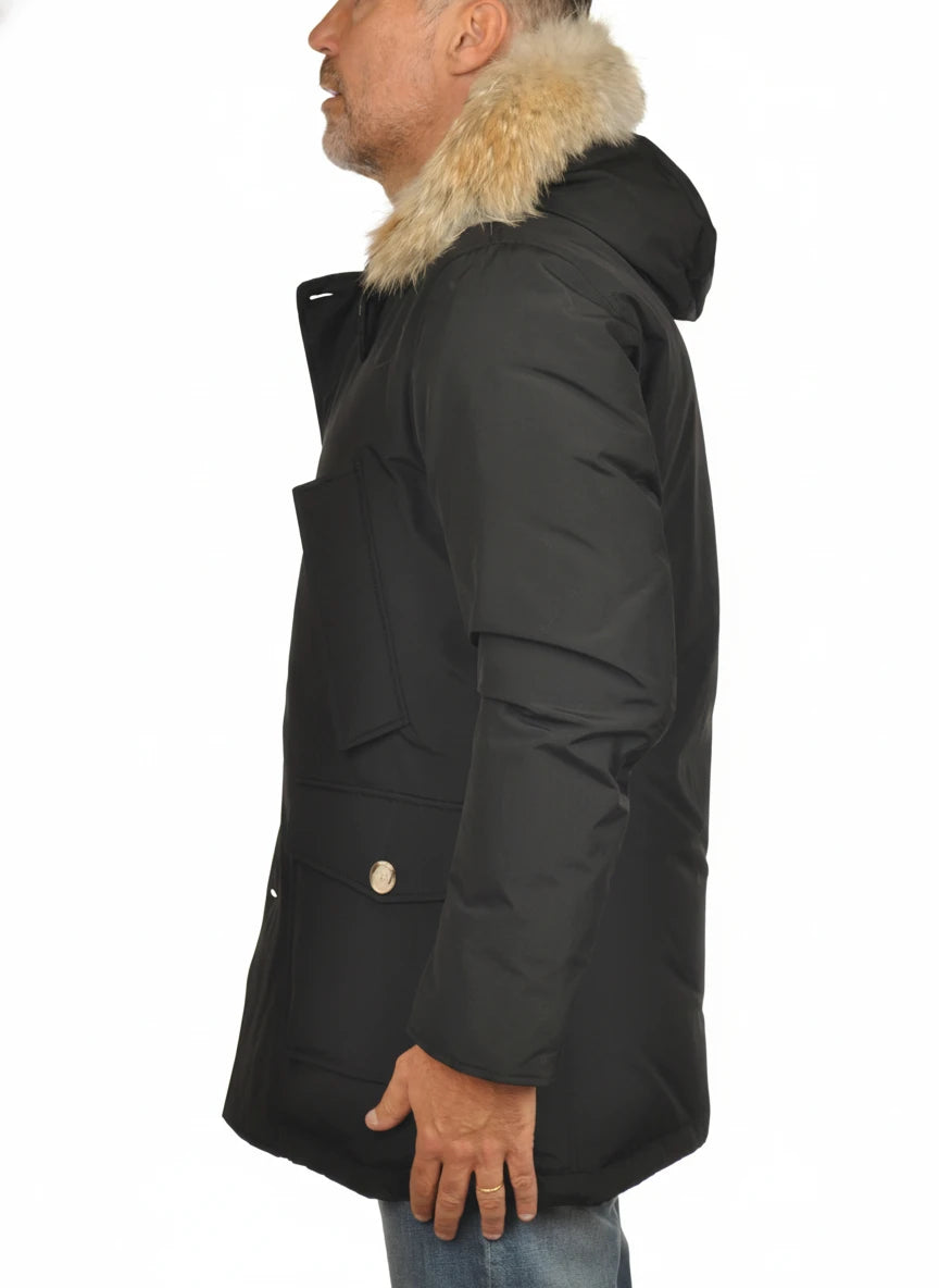 Modello indossa parka nero Arctic in Ramar Cloth con pelliccia rimovibile Woolrich