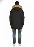 Modello indossa parka nero Arctic in Ramar Cloth con pelliccia rimovibile Woolrich