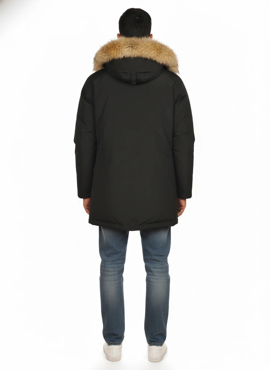 Modello indossa parka nero Arctic in Ramar Cloth con pelliccia rimovibile Woolrich