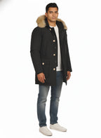 Modello indossa parka nero Arctic in Ramar Cloth con pelliccia rimovibile Woolrich