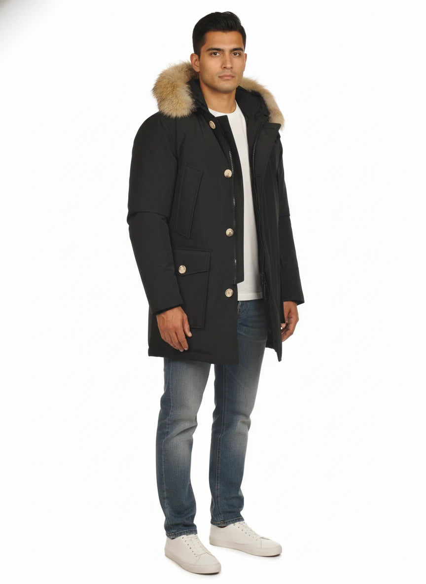 Modello indossa parka nero Arctic in Ramar Cloth con pelliccia rimovibile Woolrich