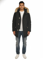 Modello indossa parka nero Arctic in Ramar Cloth con pelliccia rimovibile Woolrich