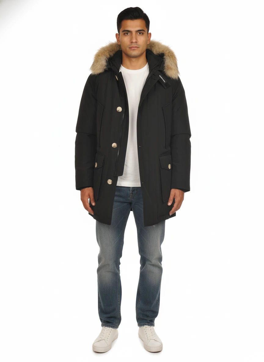 Modello indossa parka nero Arctic in Ramar Cloth con pelliccia rimovibile Woolrich