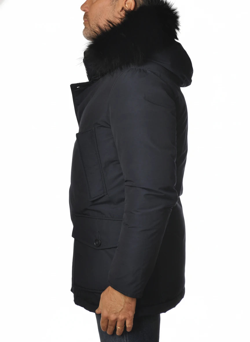 Modello indossa parka blu con pelliccia di volpe e bottoni Woolrich