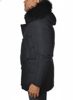 Modello indossa parka blu con pelliccia di volpe e bottoni Woolrich