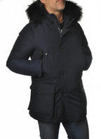 Modello indossa parka blu con pelliccia di volpe e bottoni Woolrich