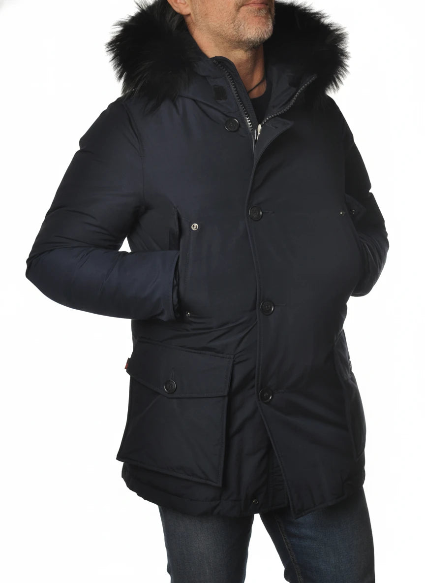 Modello indossa parka blu con pelliccia di volpe e bottoni Woolrich