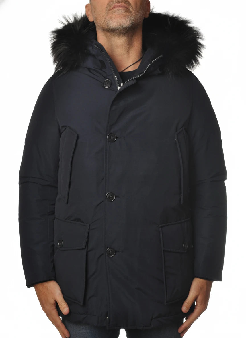 Modello indossa parka blu con pelliccia di volpe e bottoni Woolrich