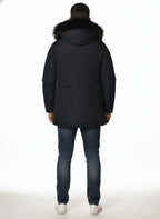 Modello indossa parka blu con pelliccia di volpe e bottoni Woolrich