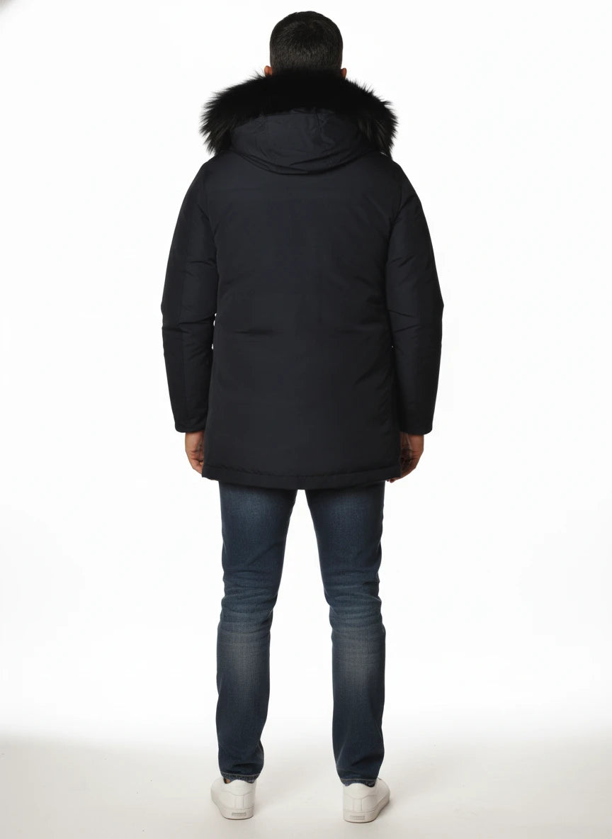 Modello indossa parka blu con pelliccia di volpe e bottoni Woolrich