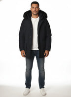 Modello indossa parka blu con pelliccia di volpe e bottoni Woolrich