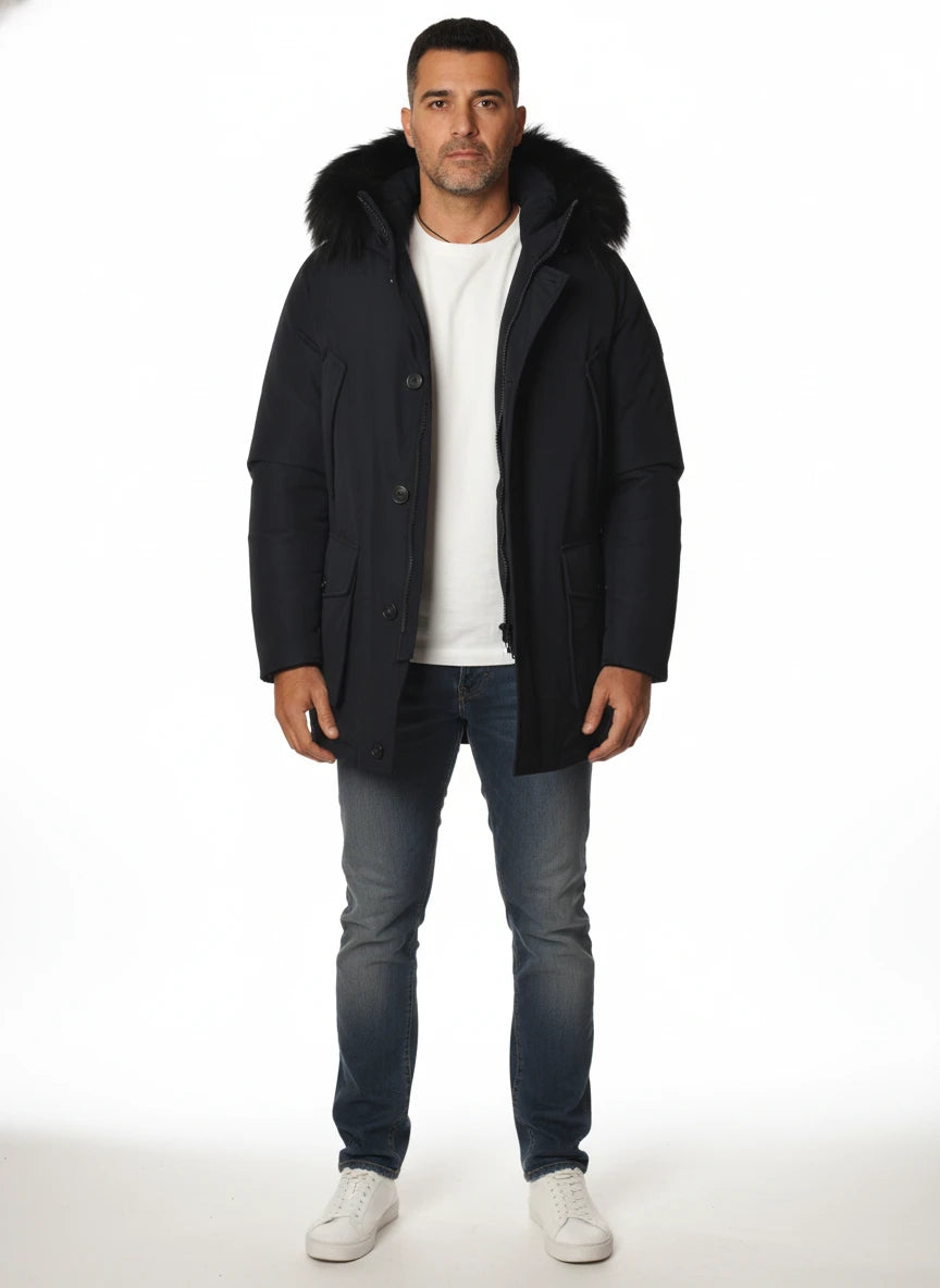 Modello indossa parka blu con pelliccia di volpe e bottoni Woolrich