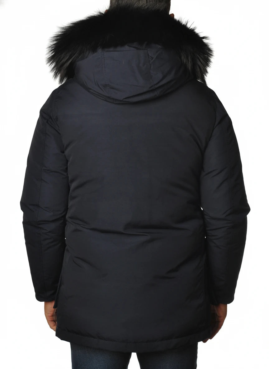 Modello indossa parka blu con pelliccia di volpe e bottoni Woolrich