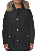 Modello indossa parka blu con pelliccia removibile e bottoni Woolrich