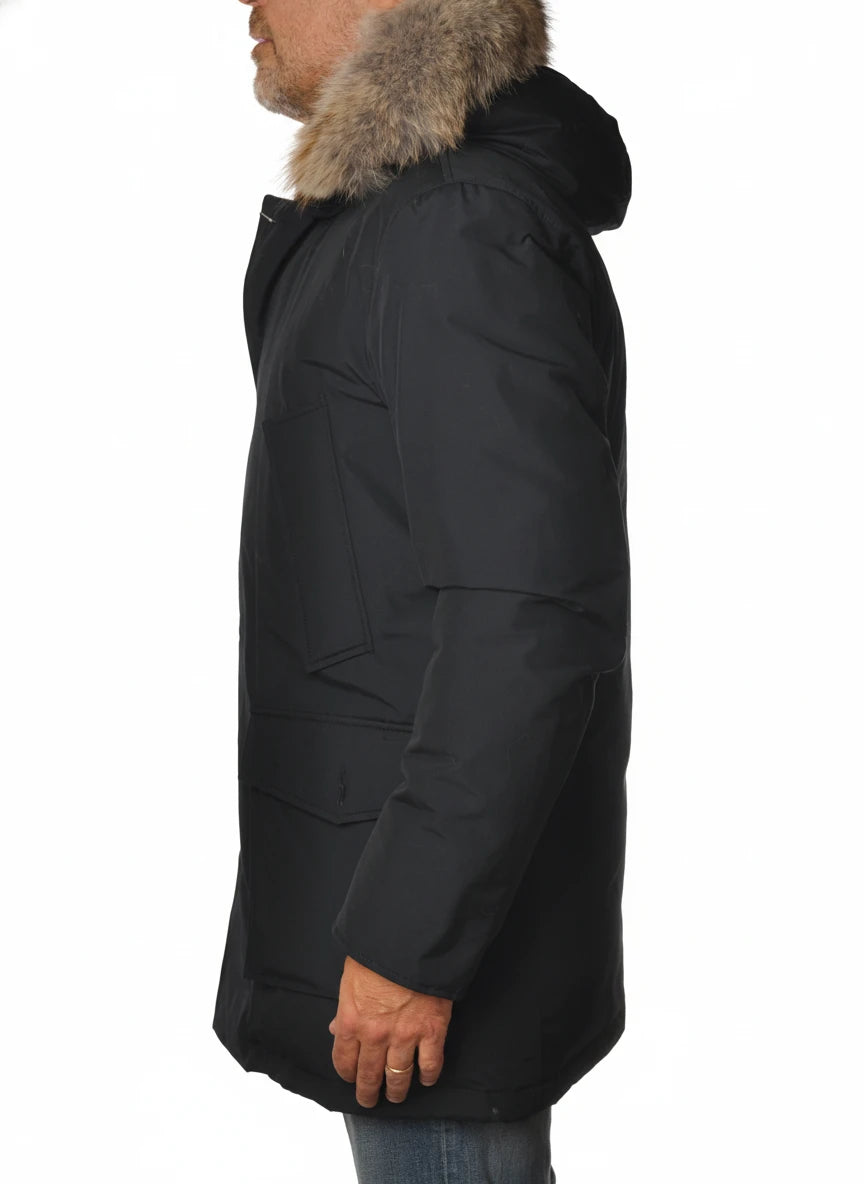 Modello indossa parka blu con pelliccia removibile e bottoni Woolrich