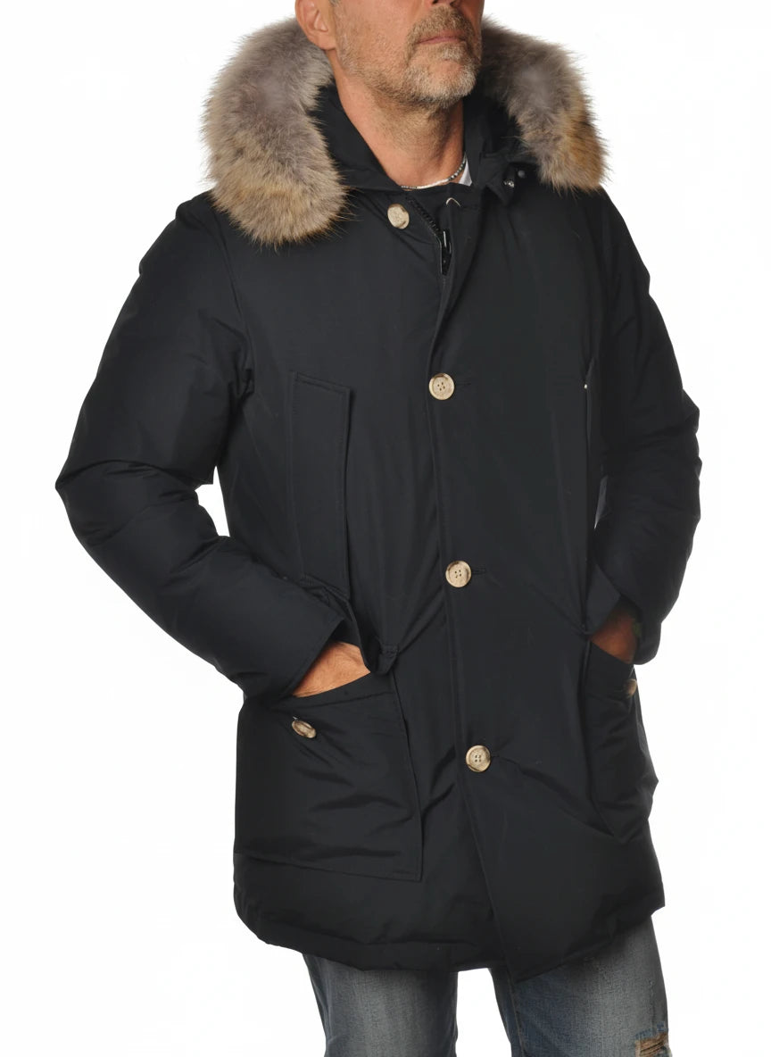 Modello indossa parka blu con pelliccia removibile e bottoni Woolrich