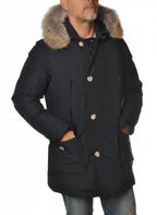 Modello indossa parka blu con pelliccia removibile e bottoni Woolrich