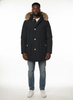 Modello indossa parka blu con pelliccia removibile e bottoni Woolrich