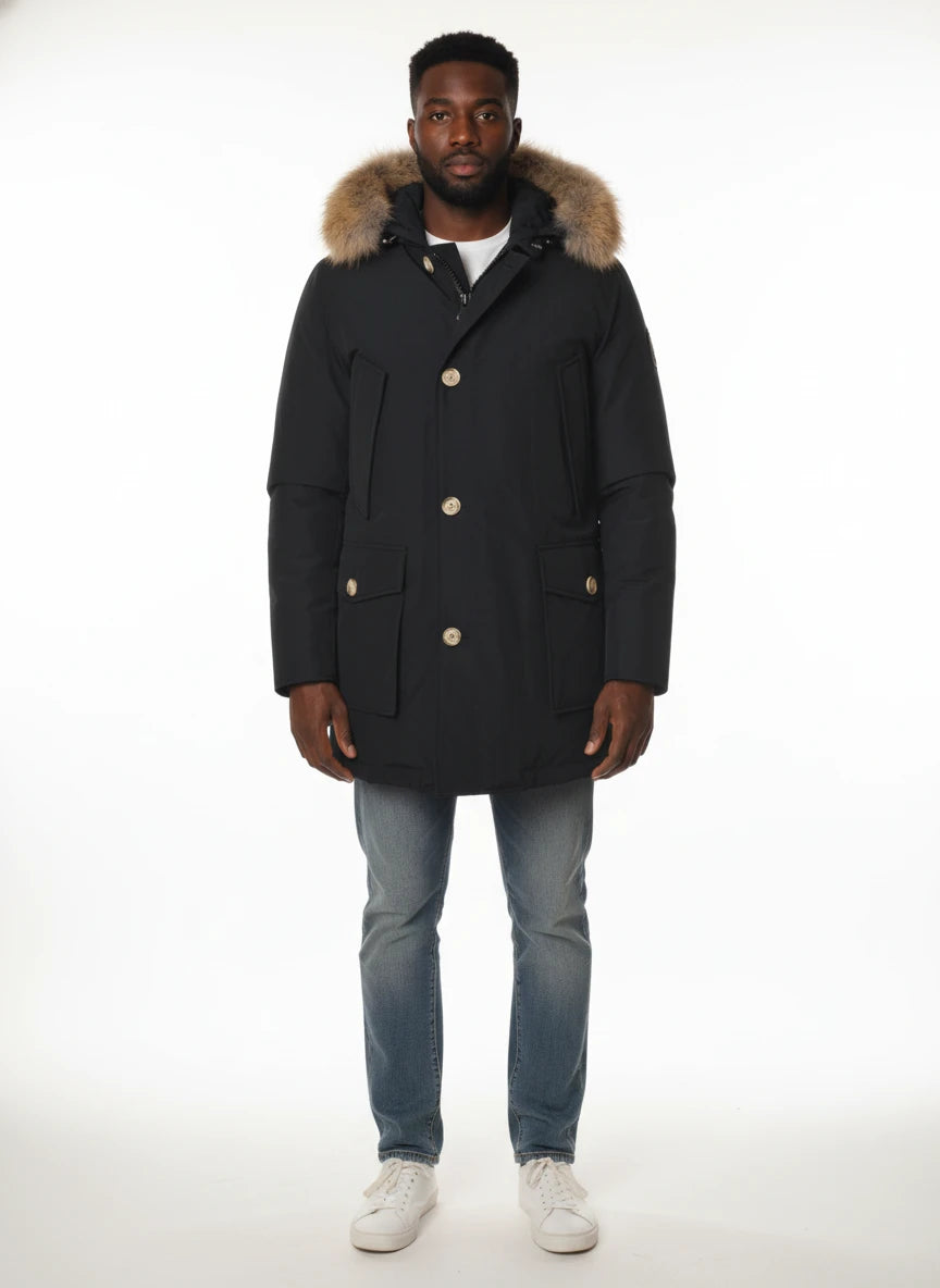 Modello indossa parka blu con pelliccia removibile e bottoni Woolrich