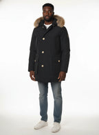 Modello indossa parka blu con pelliccia removibile e bottoni Woolrich