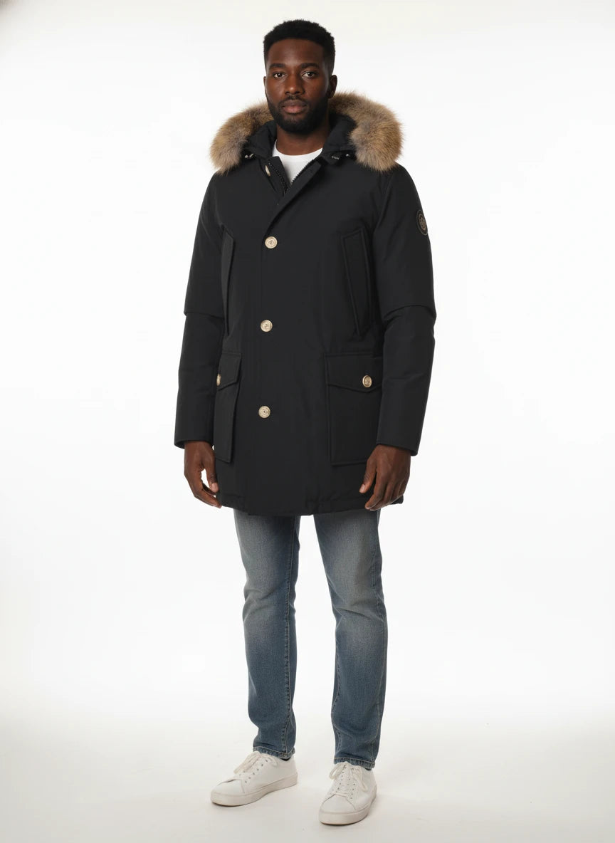 Modello indossa parka blu con pelliccia removibile e bottoni Woolrich