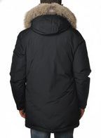 Modello indossa parka blu con pelliccia removibile e bottoni Woolrich