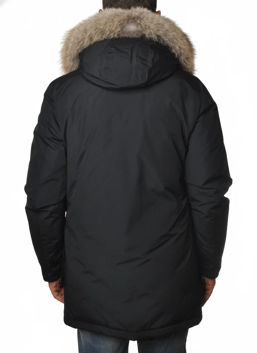 Modello indossa parka blu con pelliccia removibile e bottoni Woolrich