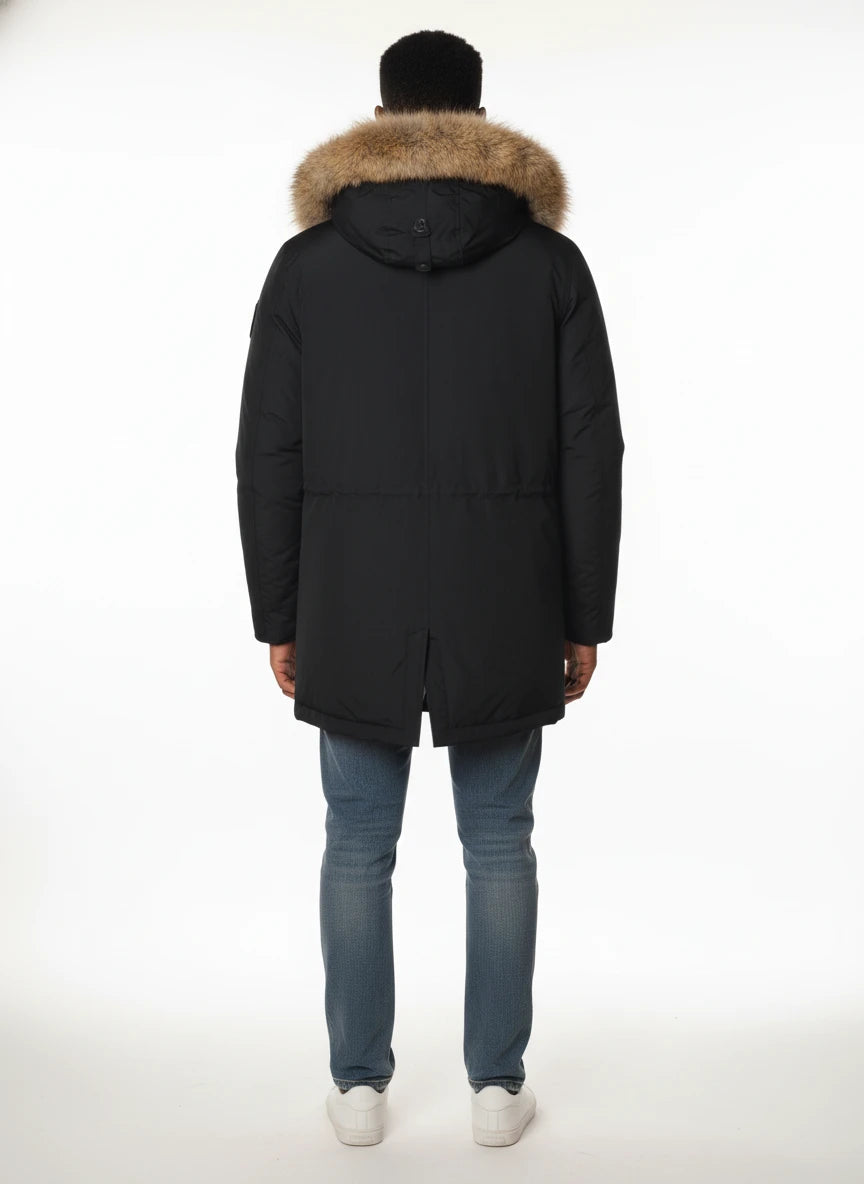 Modello indossa parka blu con pelliccia removibile e bottoni Woolrich