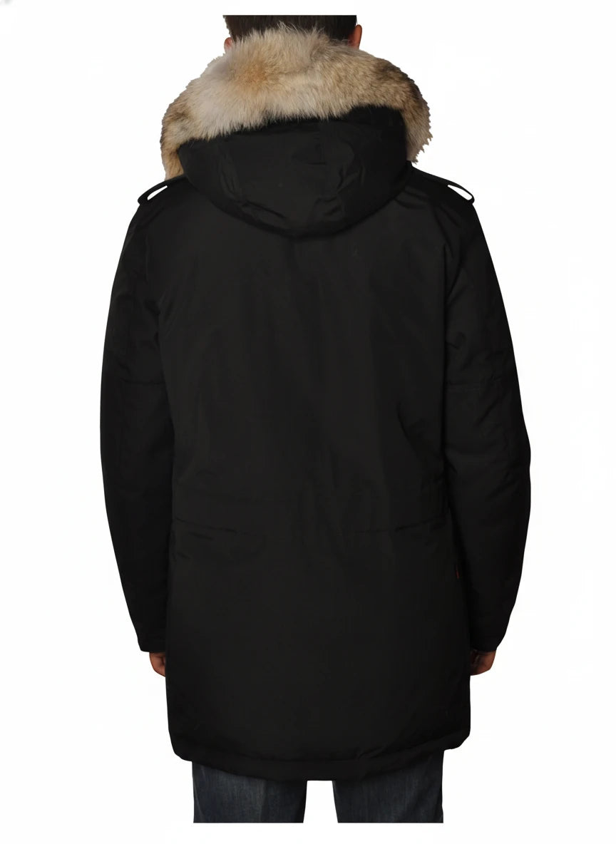 Modello indossa parka nero con cappuccio, pelliccia e toppe Woolrich