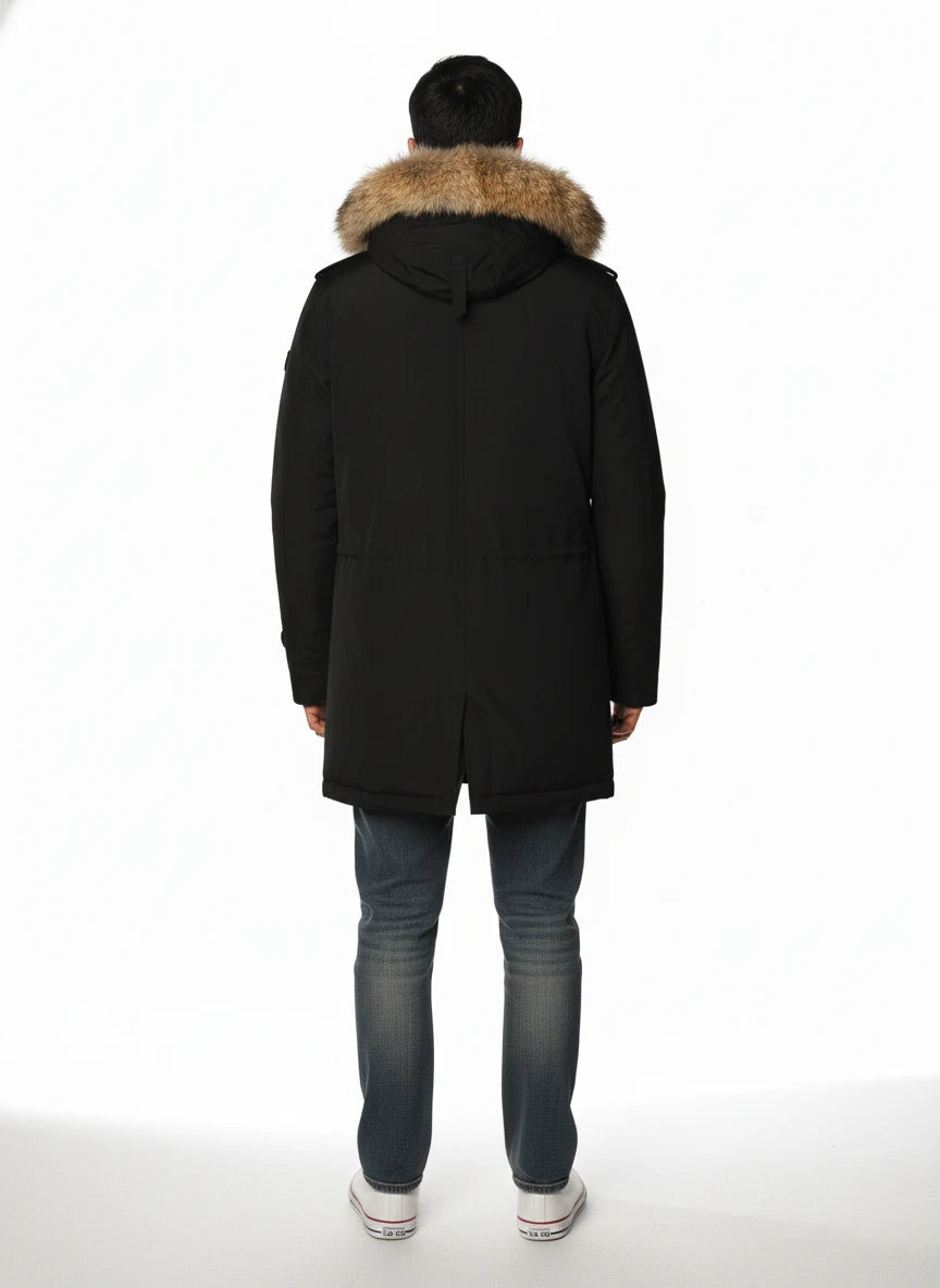 Modello indossa parka nero con cappuccio, pelliccia e toppe Woolrich