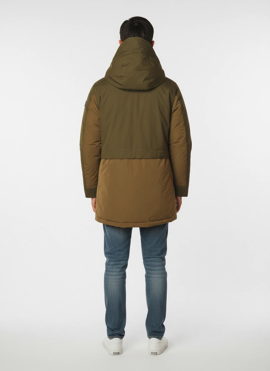 Modello indossa parka verde con cappuccio e tasca Woolrich in tessuto tecnico