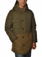 Modello indossa parka verde con cappuccio e tasca Woolrich in tessuto tecnico
