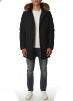 Modello indossa parka blu con cappuccio, pelliccia e toppe Woolrich