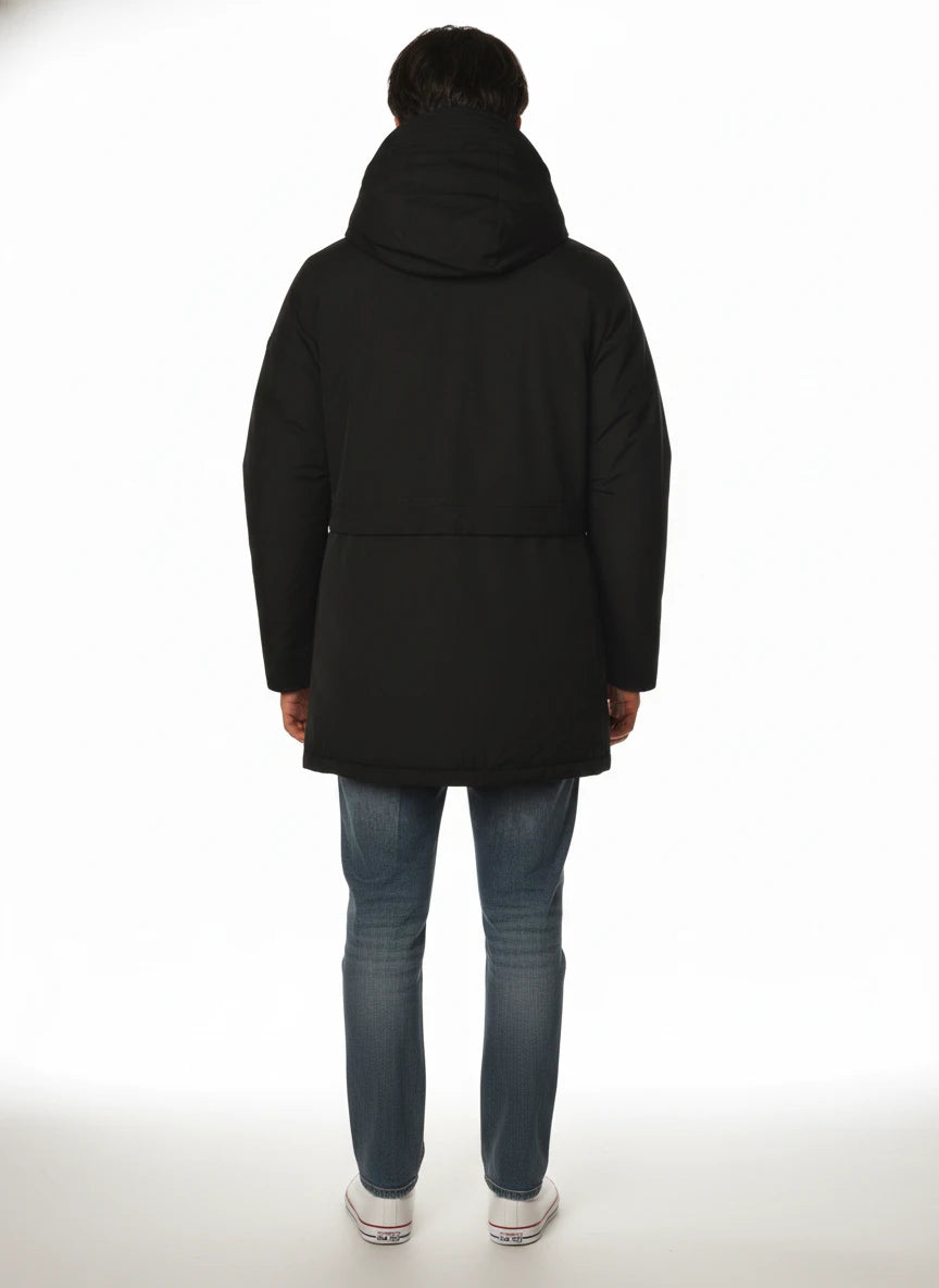 Modello indossa parka nero con cappuccio e tasca Woolrich in tessuto tecnico
