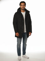 Modello indossa parka nero con cappuccio e tasca Woolrich in tessuto tecnico