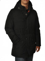 Modello indossa parka nero con cappuccio e tasca Woolrich in tessuto tecnico