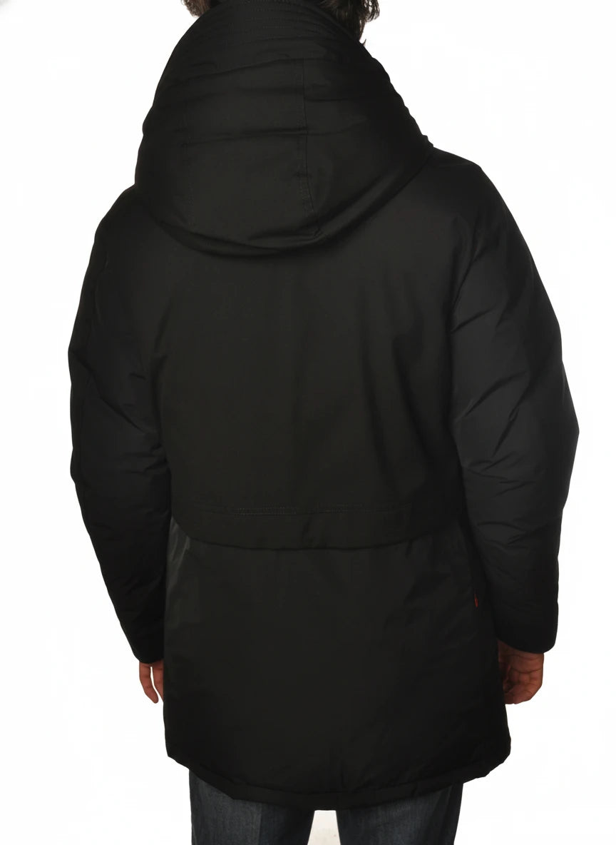 Modello indossa parka nero con cappuccio e tasca Woolrich in tessuto tecnico