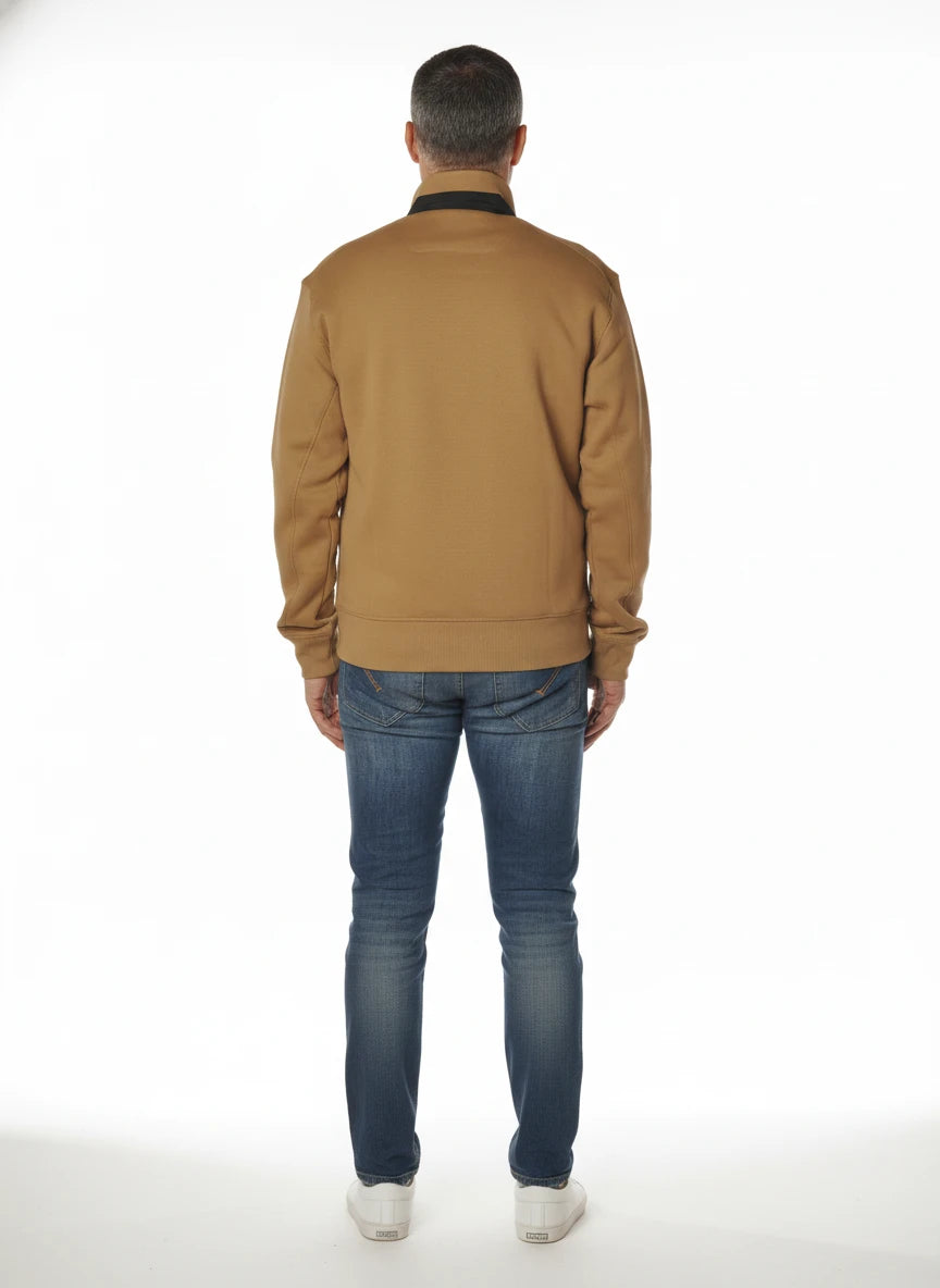 Modello indossa felpa beige con parte in lana e zip fluo Woolrich