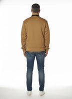 Modello indossa felpa beige con parte in lana e zip fluo Woolrich