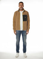 Modello indossa felpa beige con parte in lana e zip fluo Woolrich