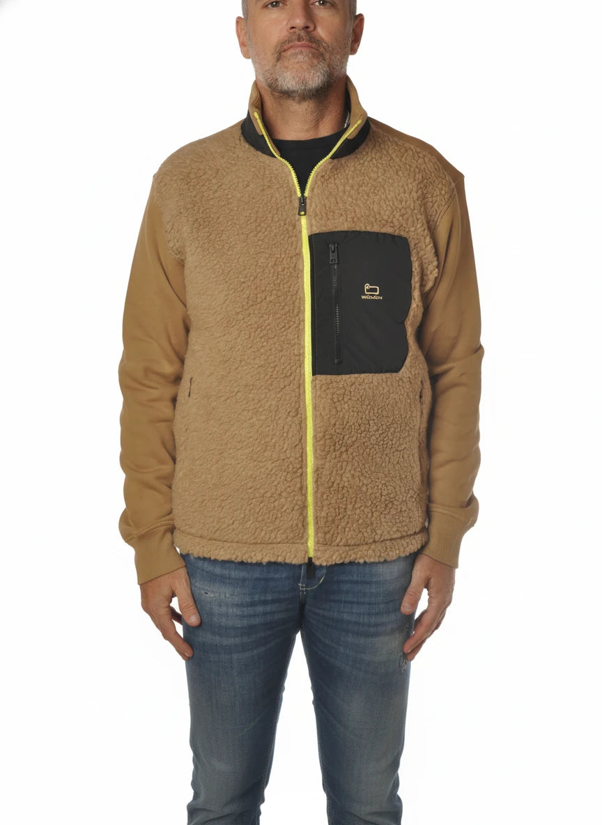 Modello indossa felpa beige con parte in lana e zip fluo Woolrich