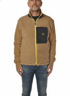 Modello indossa felpa beige con parte in lana e zip fluo Woolrich